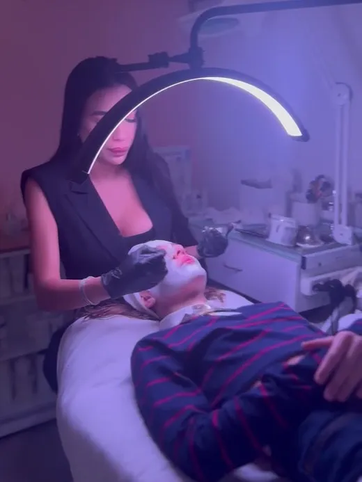 טיפול אור LED לפנים ב-Eden Clinic אור יהודה