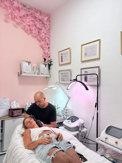 חדר הטיפולים של Eden Clinic עם קיר הפרחים